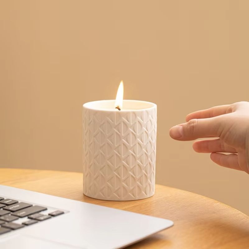 Cónaí Frasc Para Vela Báidh Embossed Ar Fud Níos mó Ríomhphostaithe Sonraí Vessel Cearámach Tóir Eile Cáis Scent Candle Jar le haghaidh Candle Making