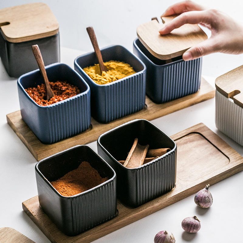 Joc de pots de condiments de ceràmica quadrats de 250 ml i 8 oz, negre i blanc, 2 i 3 peces, sucre, pebre, sal, espècies i safata de cullera amb tapa de fusta