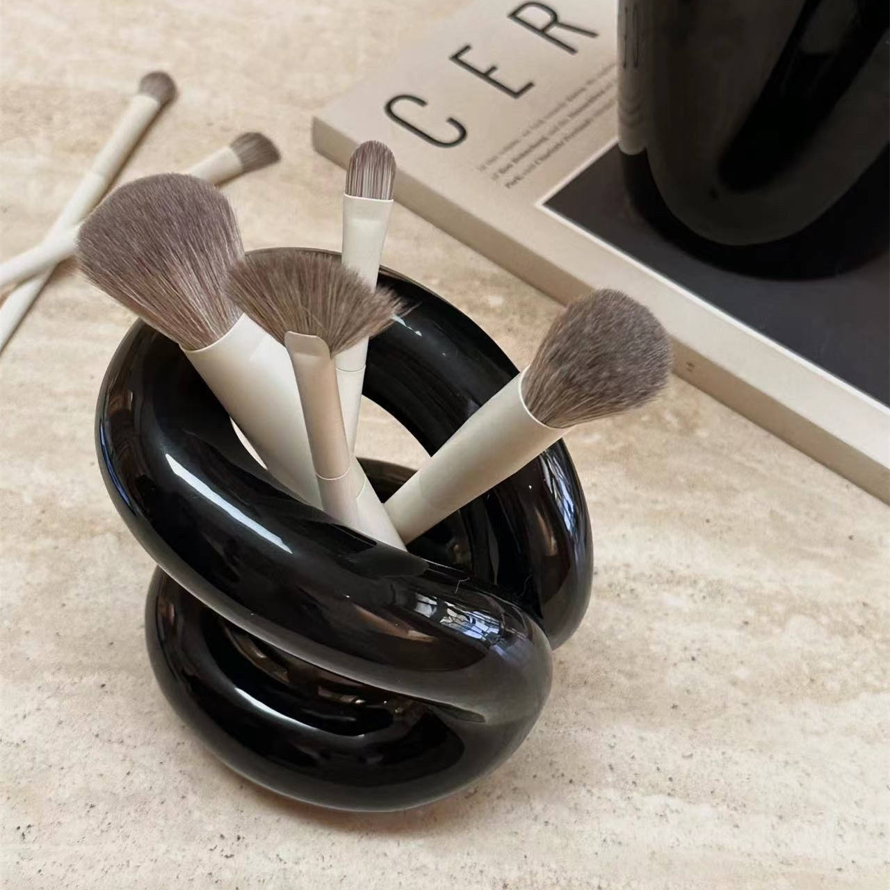 Ceramic Art Ornaments Hollowed Out Creative Flower Arrangement Decorative Storage Rack for Couple's Toothbrush Makeup Pen