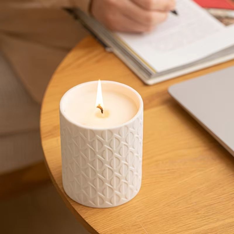 Cónaí Frasc Para Vela Báidh Embossed Ar Fud Níos mó Ríomhphostaithe Sonraí Vessel Cearámach Tóir Eile Cáis Scent Candle Jar le haghaidh Candle Making