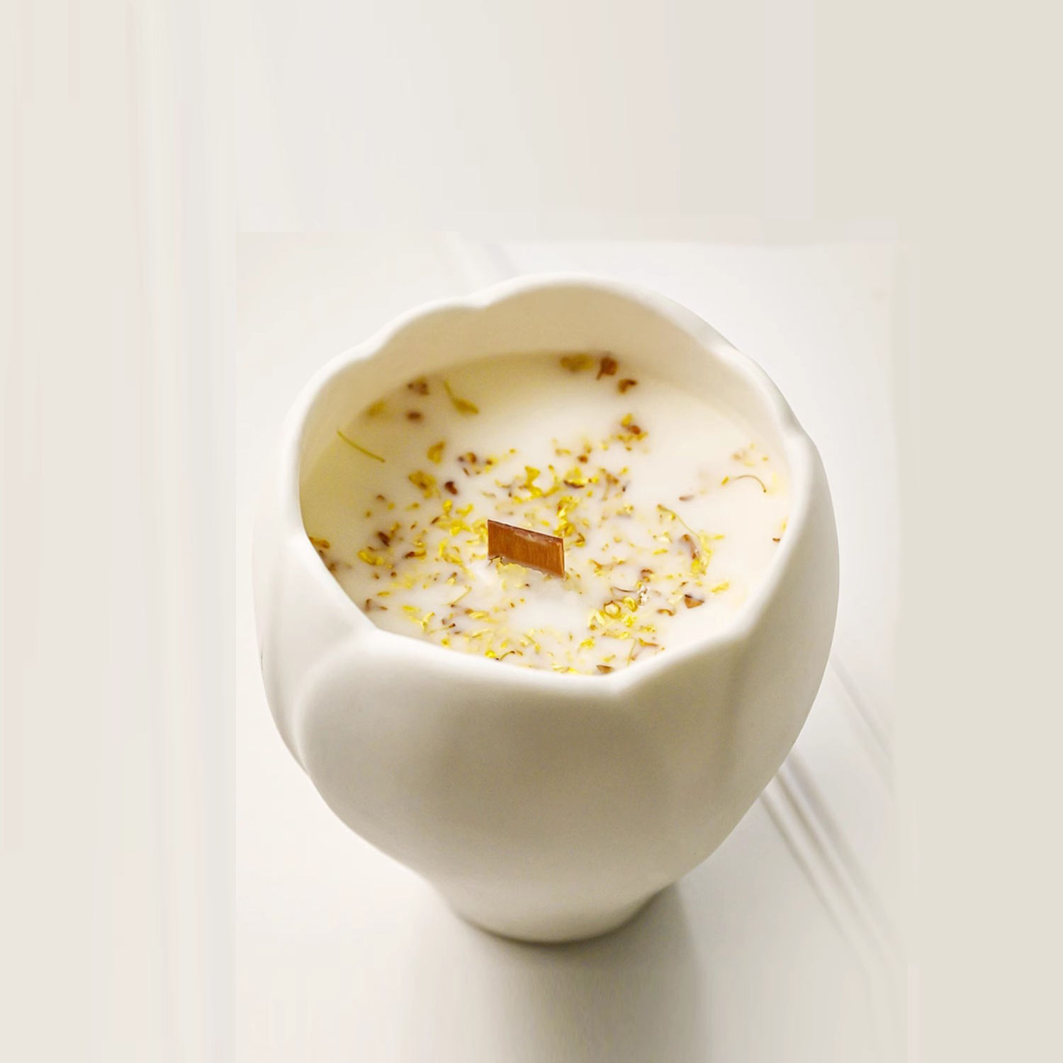 Wholesale Luxury Ceramic Candle Container Flower Shape Cylinder Vessel Jar for Home Decoration for Christmas and Scented Wax