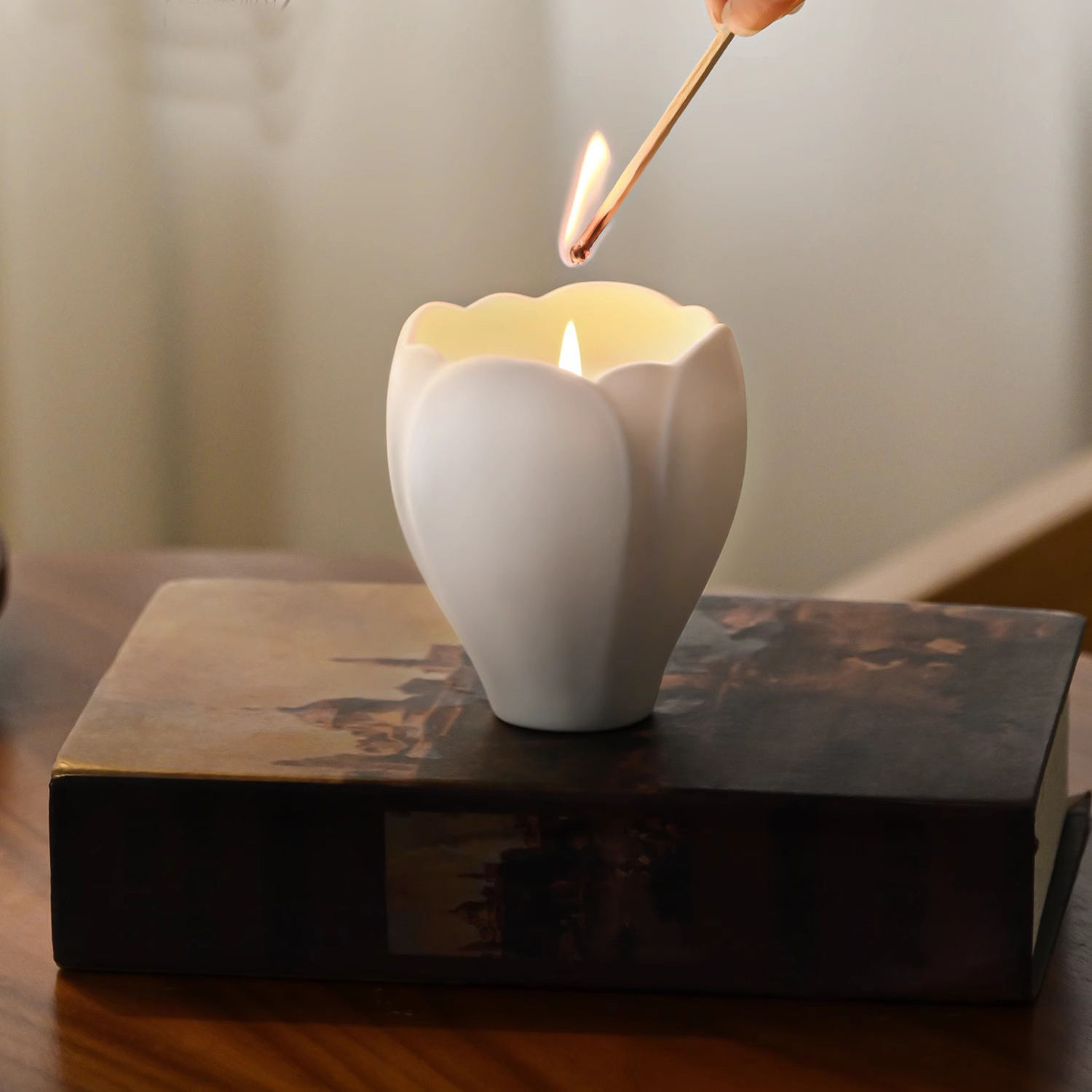 Wholesale Luxury Ceramic Candle Container Flower Shape Cylinder Vessel Jar for Home Decoration for Christmas and Scented Wax