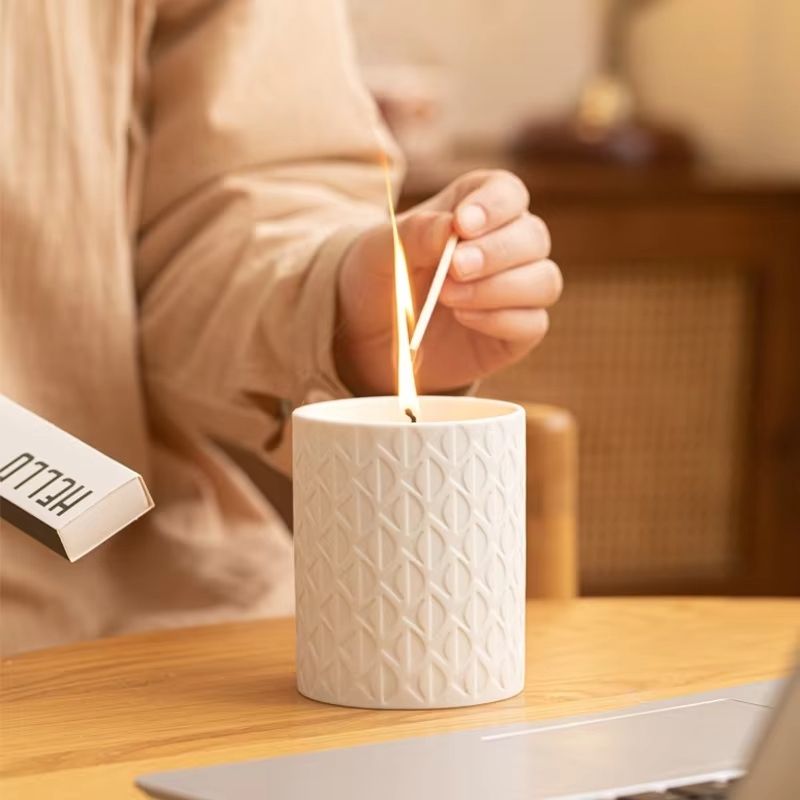 Cónaí Frasc Para Vela Báidh Embossed Ar Fud Níos mó Ríomhphostaithe Sonraí Vessel Cearámach Tóir Eile Cáis Scent Candle Jar le haghaidh Candle Making