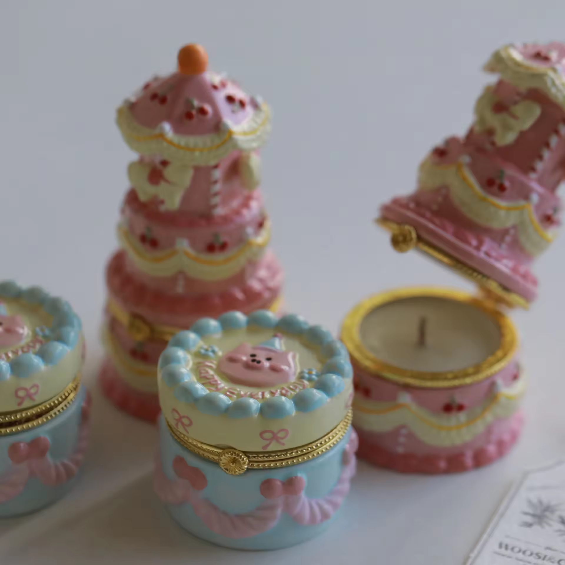 Espelmes de luxe amb forma de pastís d'aniversari, Espelmes aromàtiques en test de ceràmica de gran qualitat amb etiquetes personalitzades i envasat a mida