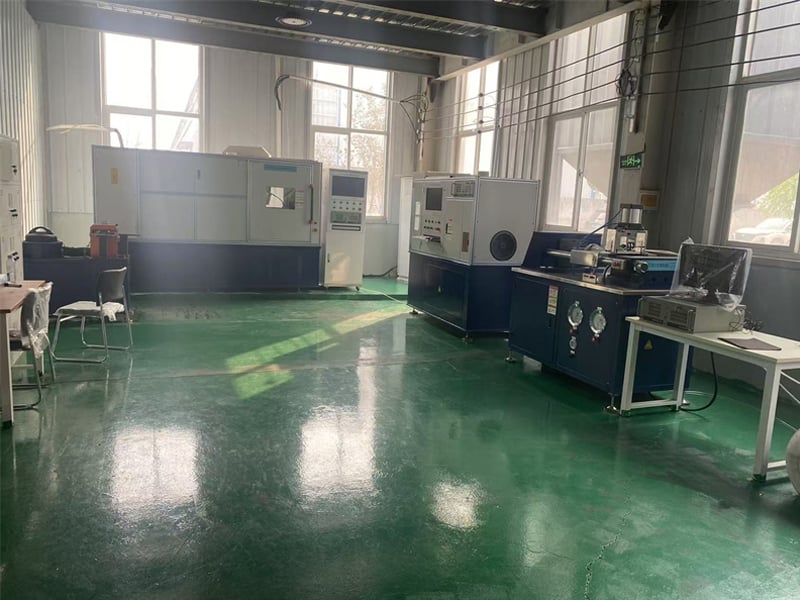Thiết bị xưởng mới của công ty đã được đưa vào vận hành, và có sẵn các loại dụng cụ kiểm tra.