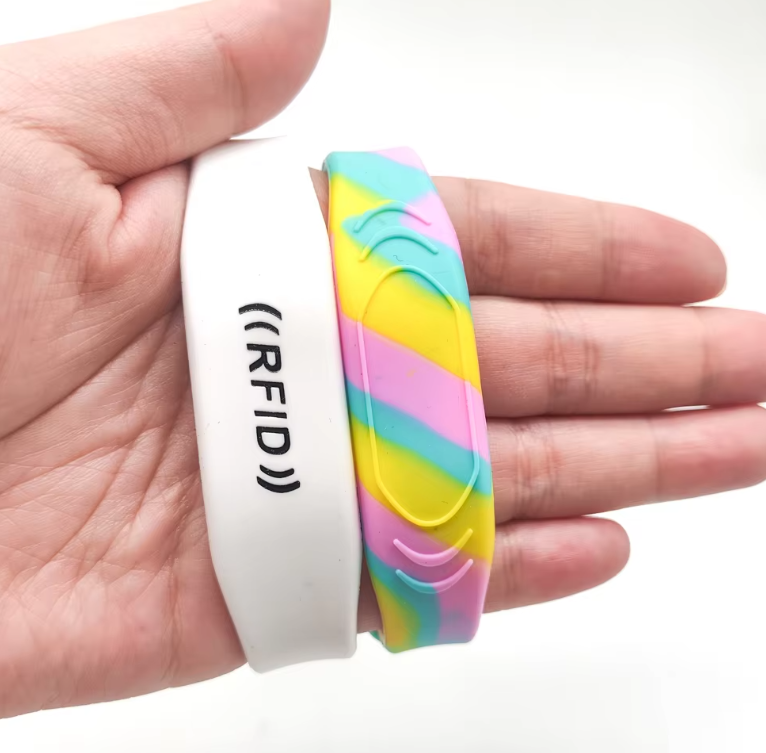 Warum sollten Sie wiederverwendbare Event-Armbänder wählen?