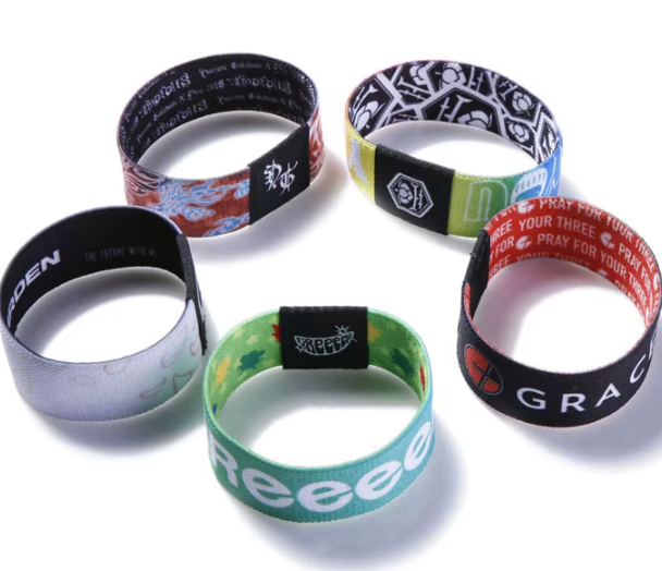 Quels détails sont essentiels lors de la commande de bracelets personnalisés ?