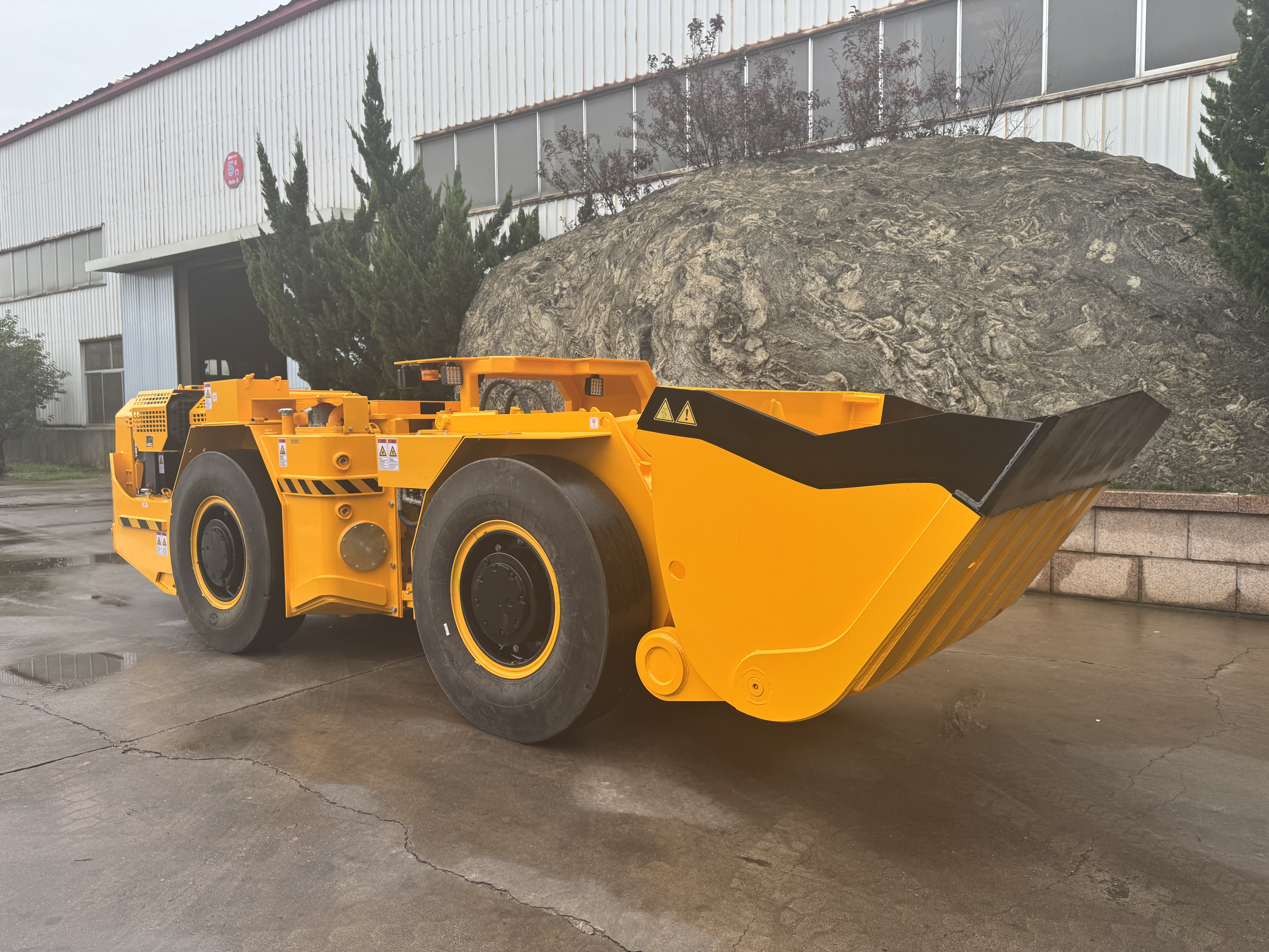 How Do Load Capacity and Size Affect Underground LHD Loader Performance?