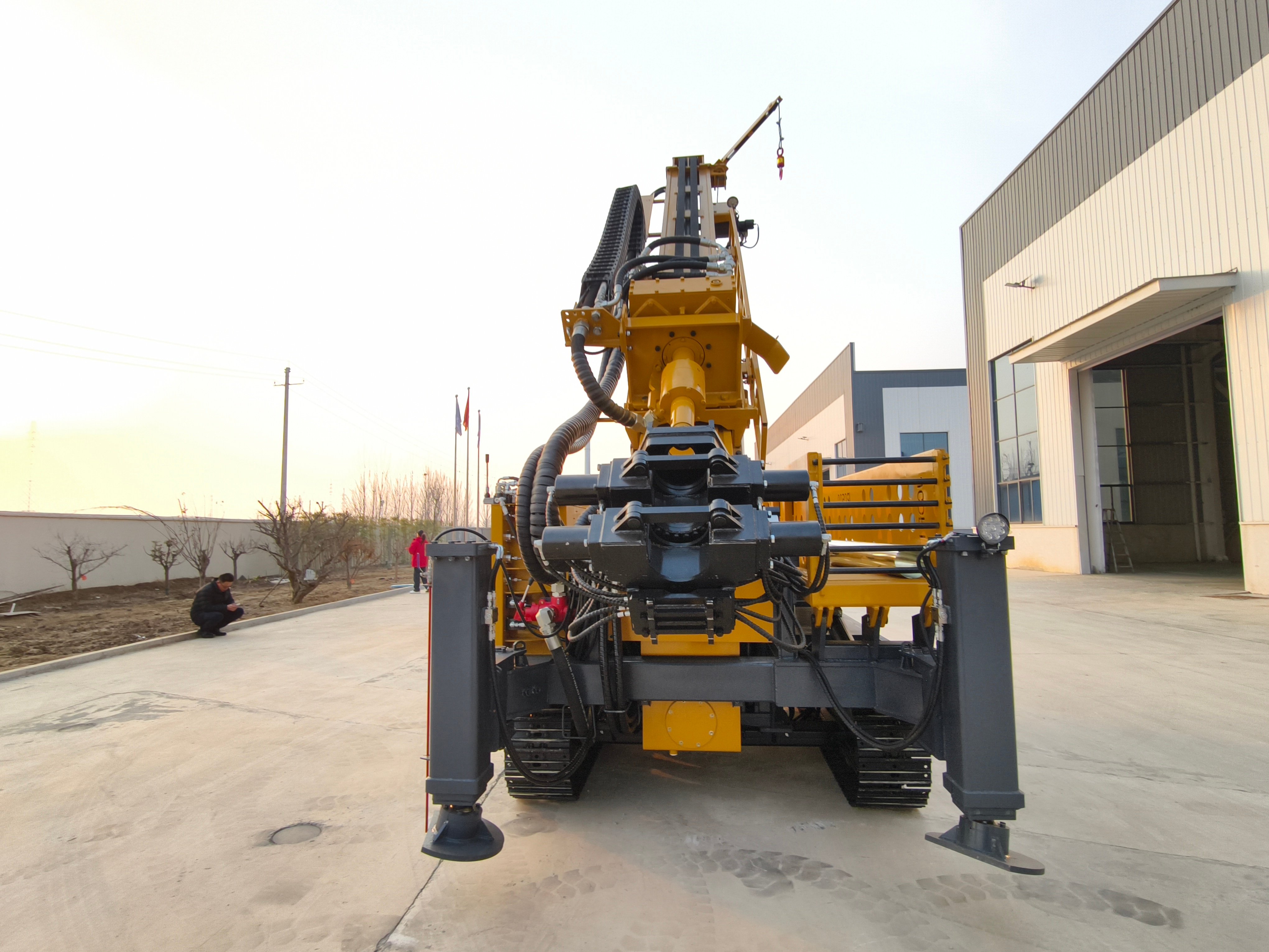 Can an articulated underground truck maintain traction on 25% gradient declines