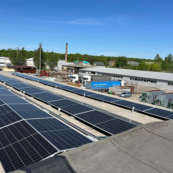 49,73 kW-os tetőre szerelt hibrid napenergia-rendszer Ukrajnában | Kereskedelmi napenergia-megoldás