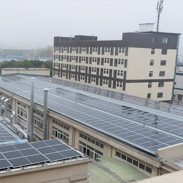 1,8 MW-os tetőre szerelt napenergia-rendszer gyárak számára | Ipari napenergia-projekt
