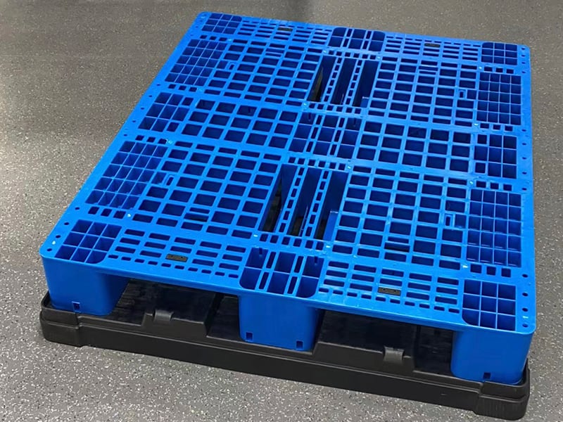 plastic pallets.jpg