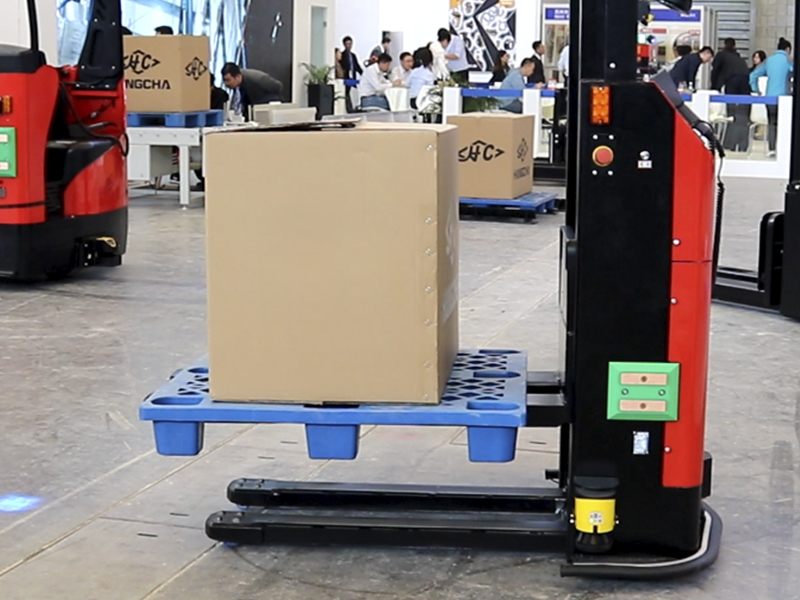 plastic pallets for forklifts.jpg