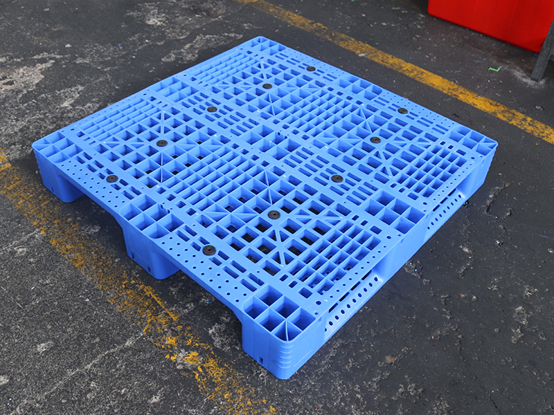 blue plastic pallet.jpg
