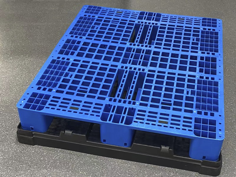 plastic pallets.jpg