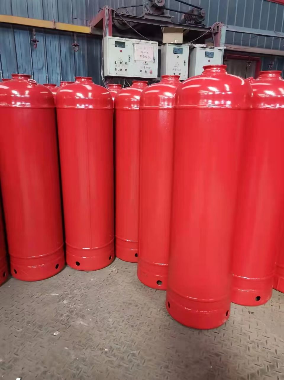 What Safety Measures Should Be Taken When Handling Acetylene Gas Tanks?