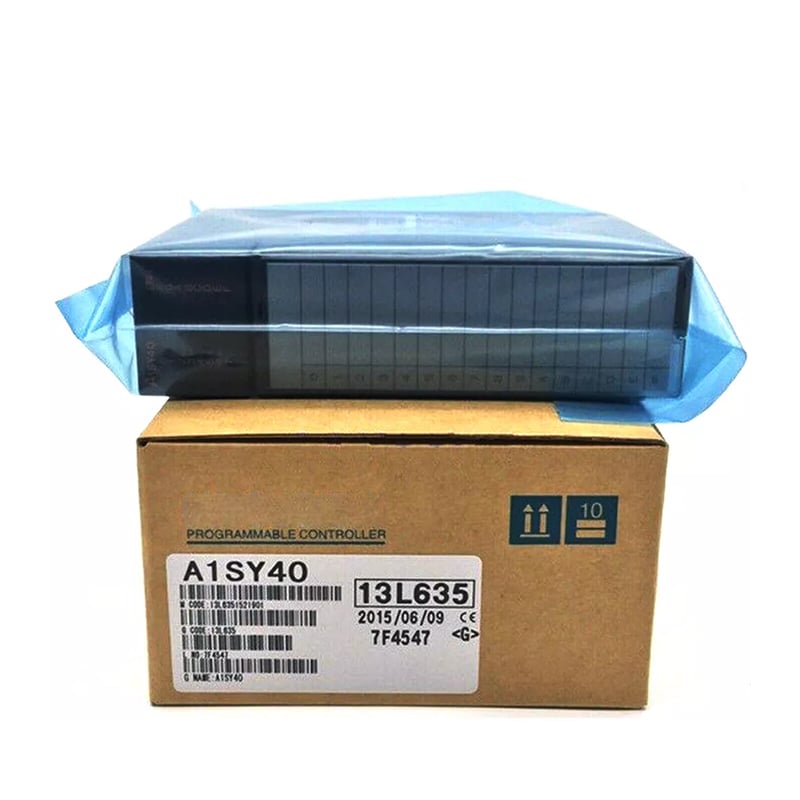 ماژول خروجی ترانزیستوری نشتی ۱۶ نقطه‌ای اصلی و جدید A1SY40 از سری MELSEC-A، ولتاژ DC12/24V، جریان ۰٫۱ آمپر در هر نقطه، با ۸ ترمینال مشترک. طراحی فشرده تک‌شیاری با قابلیت سوئیچینگ پایدار