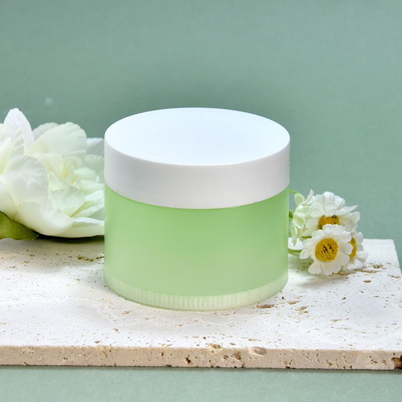 Vaso per creme in PP trasparente opaco verde da 50 ml per confezionamento cosmetico di alta gamma, personalizzabile con logo