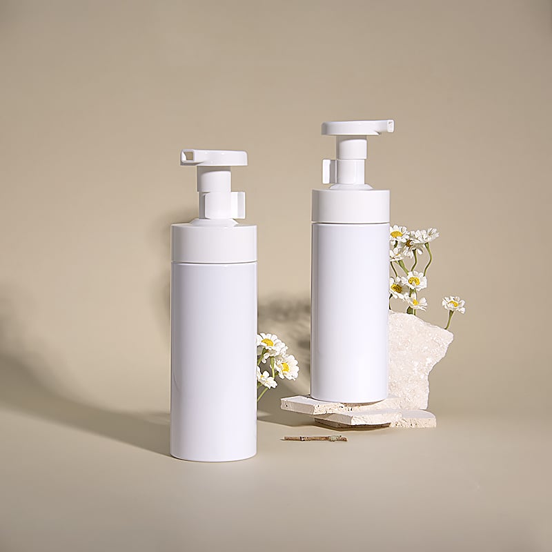 flacone bianco in PET da 300 ml con pompa erogatrice per schiuma e dispenser schiumogeno in PP per confezionamento di detergenti per il viso e mousse