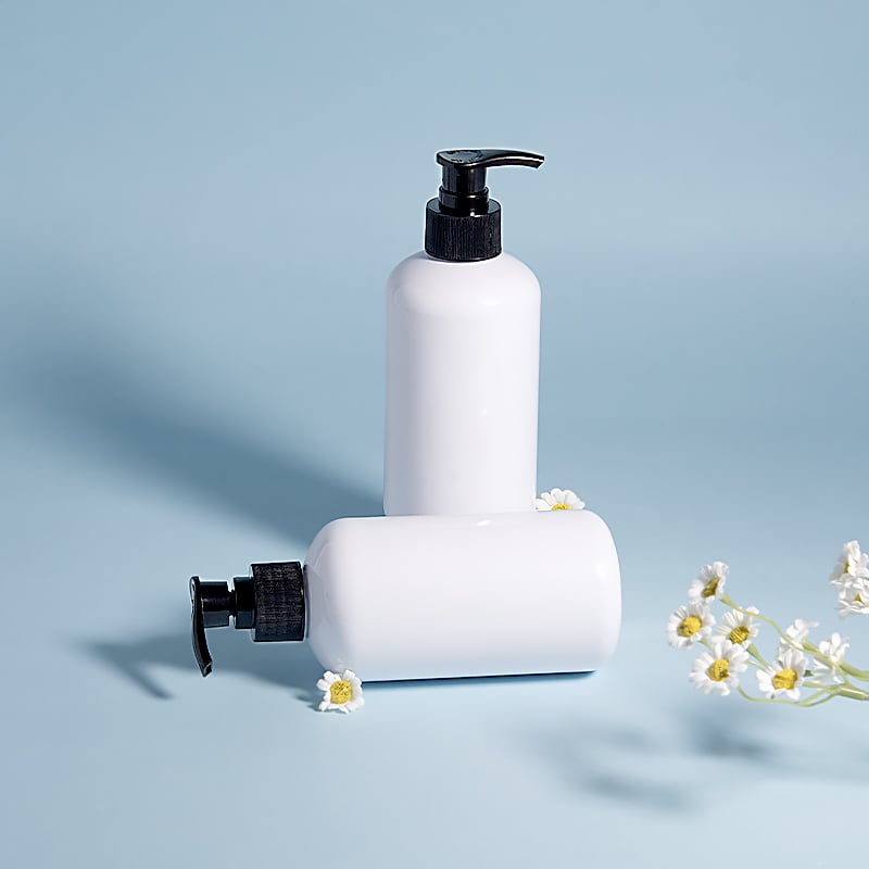 Bottiglia tonda lucida da 300 ml in PET bianco con erogatore a pompa in PP nero per il confezionamento di prodotti per la cura della pelle, shampoo e bagnoschiuma