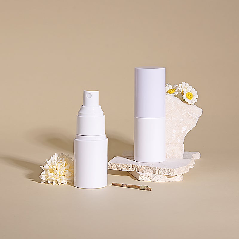 Confezione premium di flaconi spray per la cura della pelle, colore bianco elegante