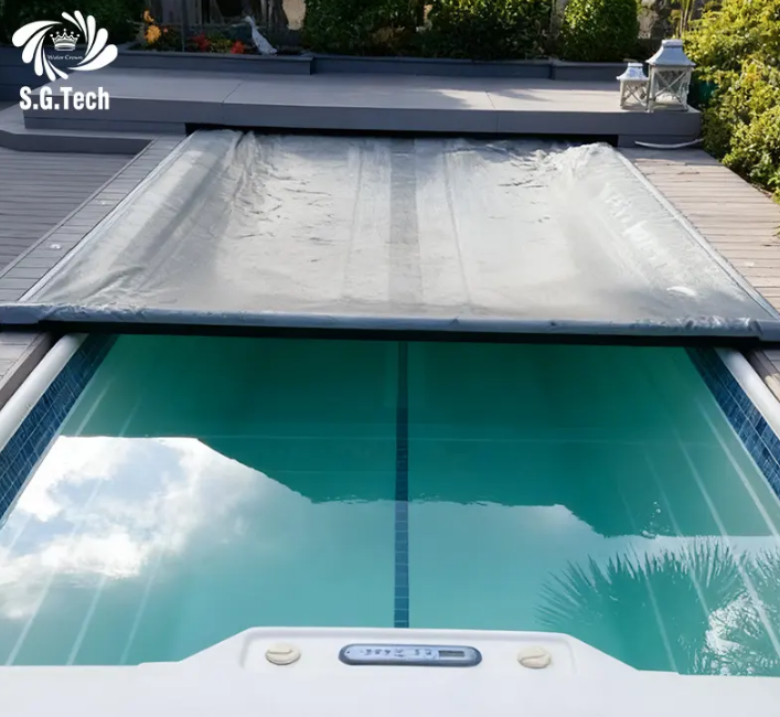 How does a pool cover with drain panels prevent rainwater from accumulating and collapsing the cover?