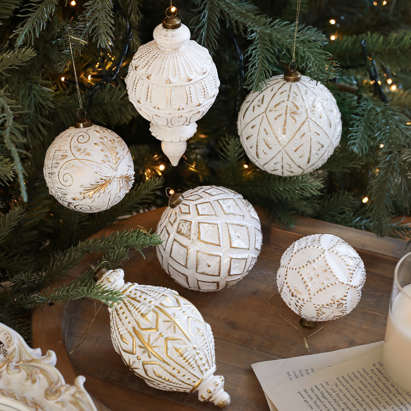How to source Christmas ball tree ornaments with low MOQ and frequent new designs?