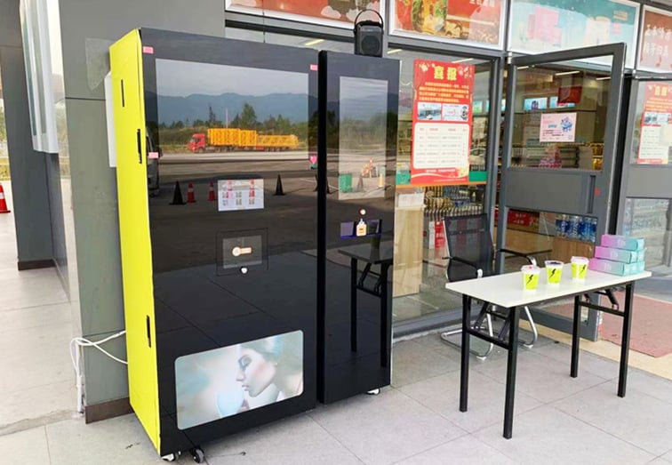 Máy bán hàng tự động cà phê đá lạnh đứng tại khu vực dịch vụ đường cao tốc