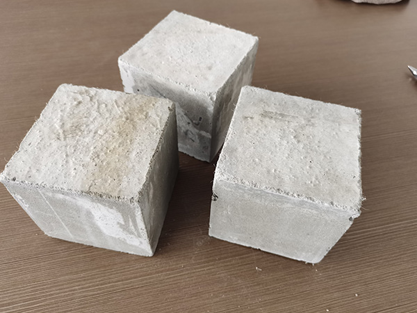 Porovnání výhod a nevýhod mezi pěnobetonem a organickými materiály