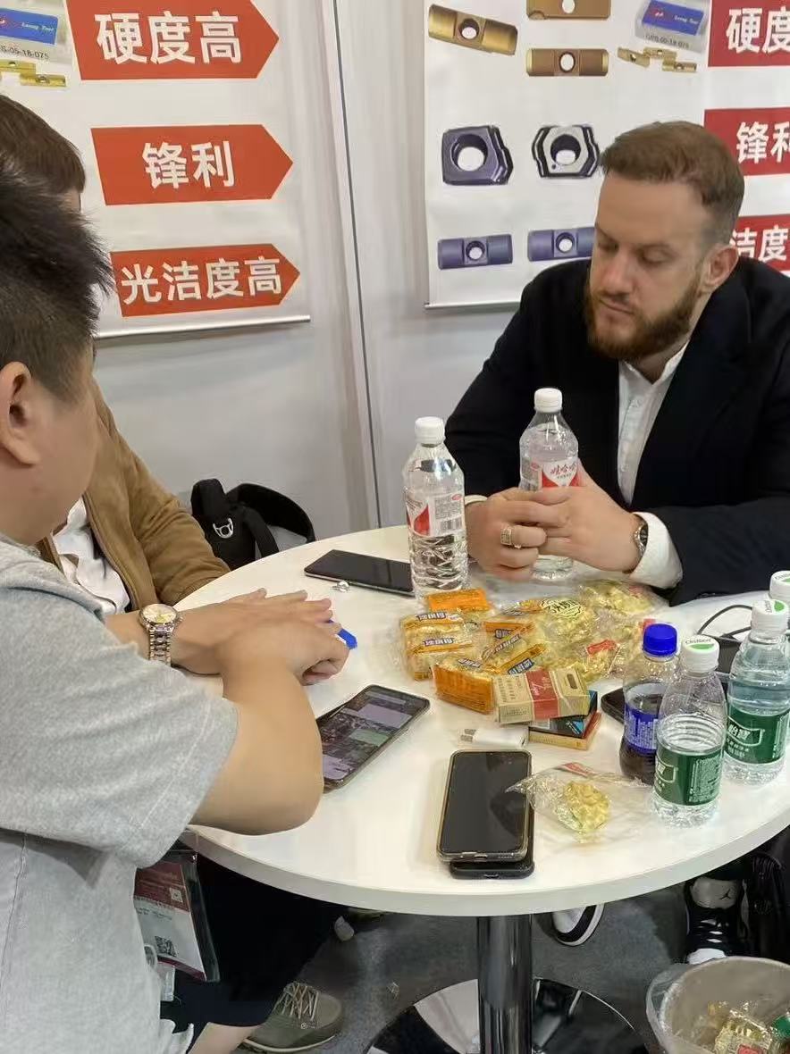 Have detailed discussions with clients during the exhibition
