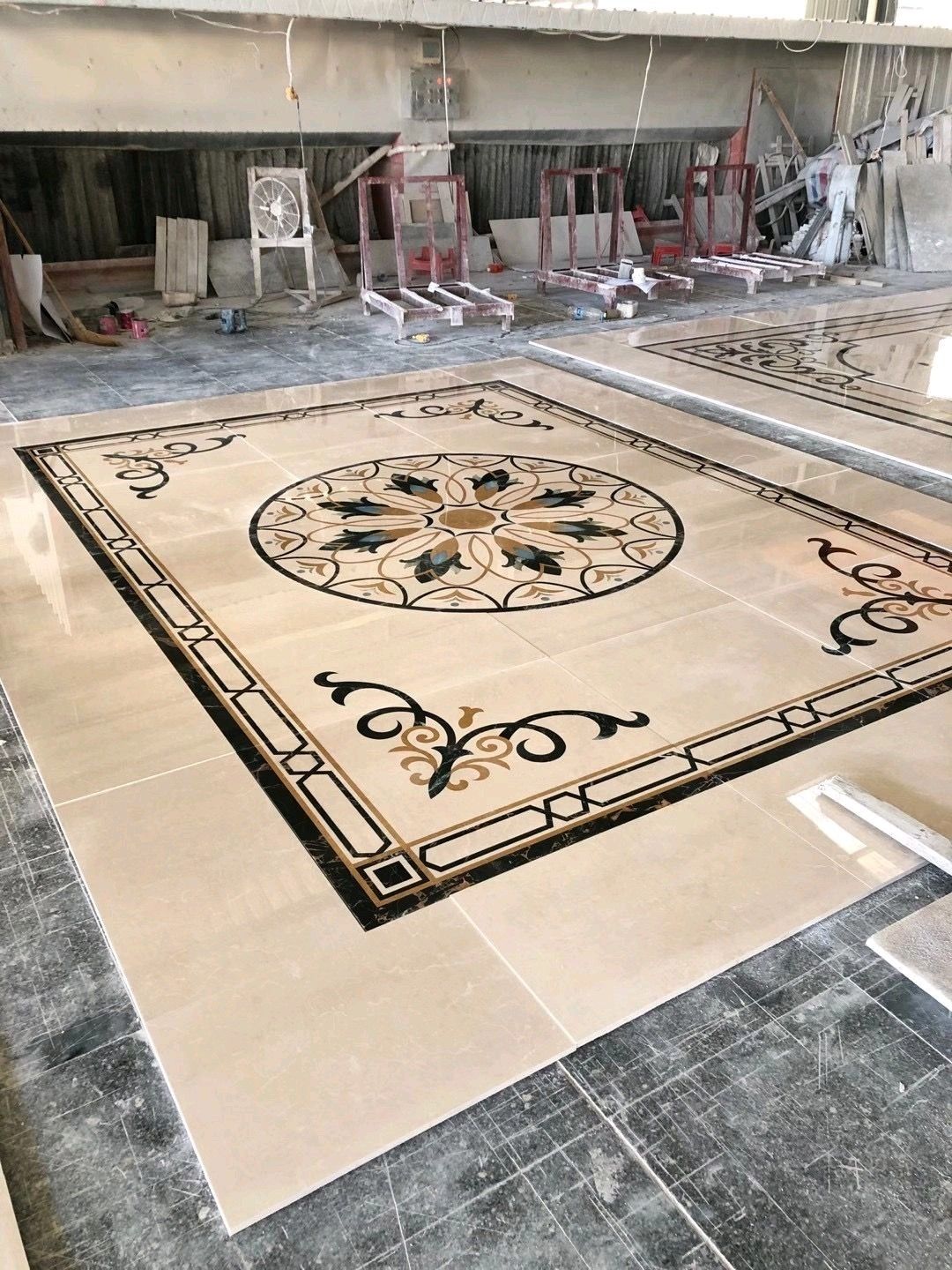 Design personalizzati in pietra per centri commerciali e edifici per uffici