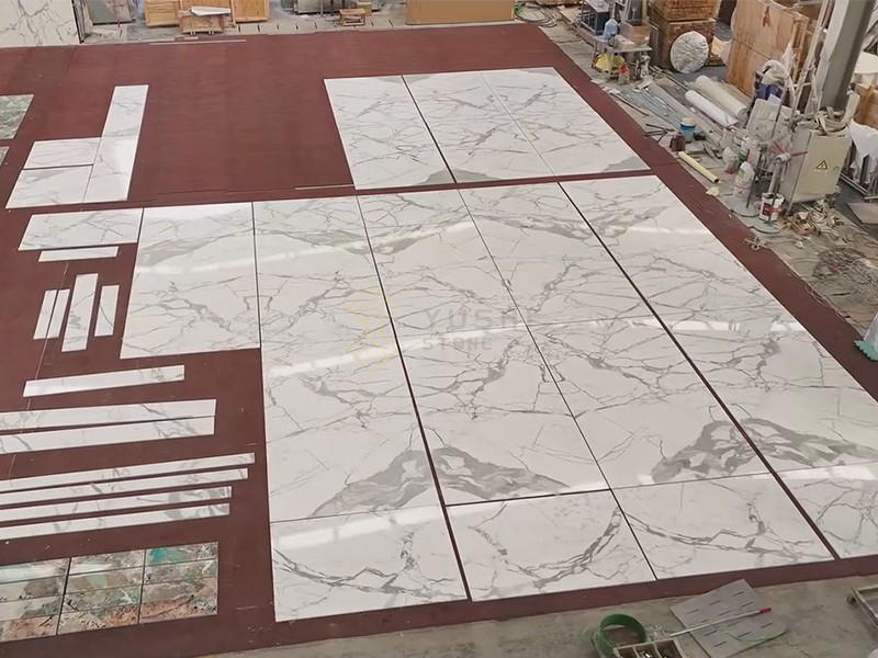 Белый мрамор Calacatta с книжной раскладкой: контроль проекта на заводе YUSHI STONE