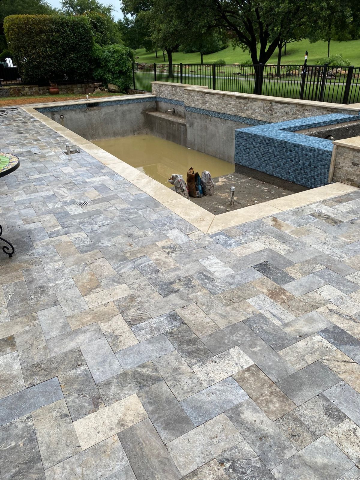Scopri l'eleganza dei pavimenti in travertino per piscine