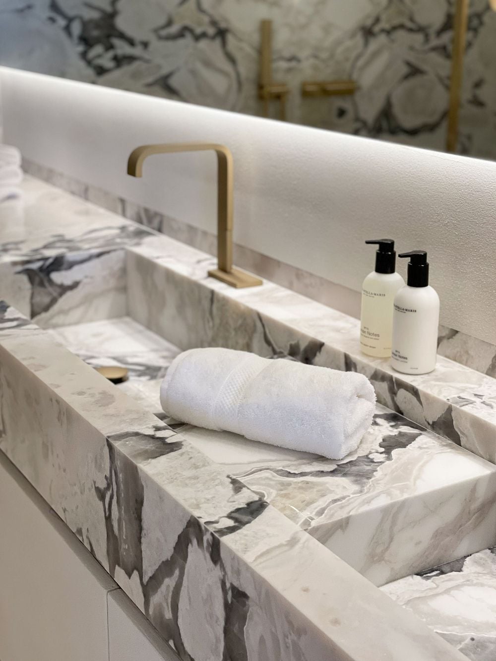 أسطح رخامية فاخرة للمساحات الأنيقة