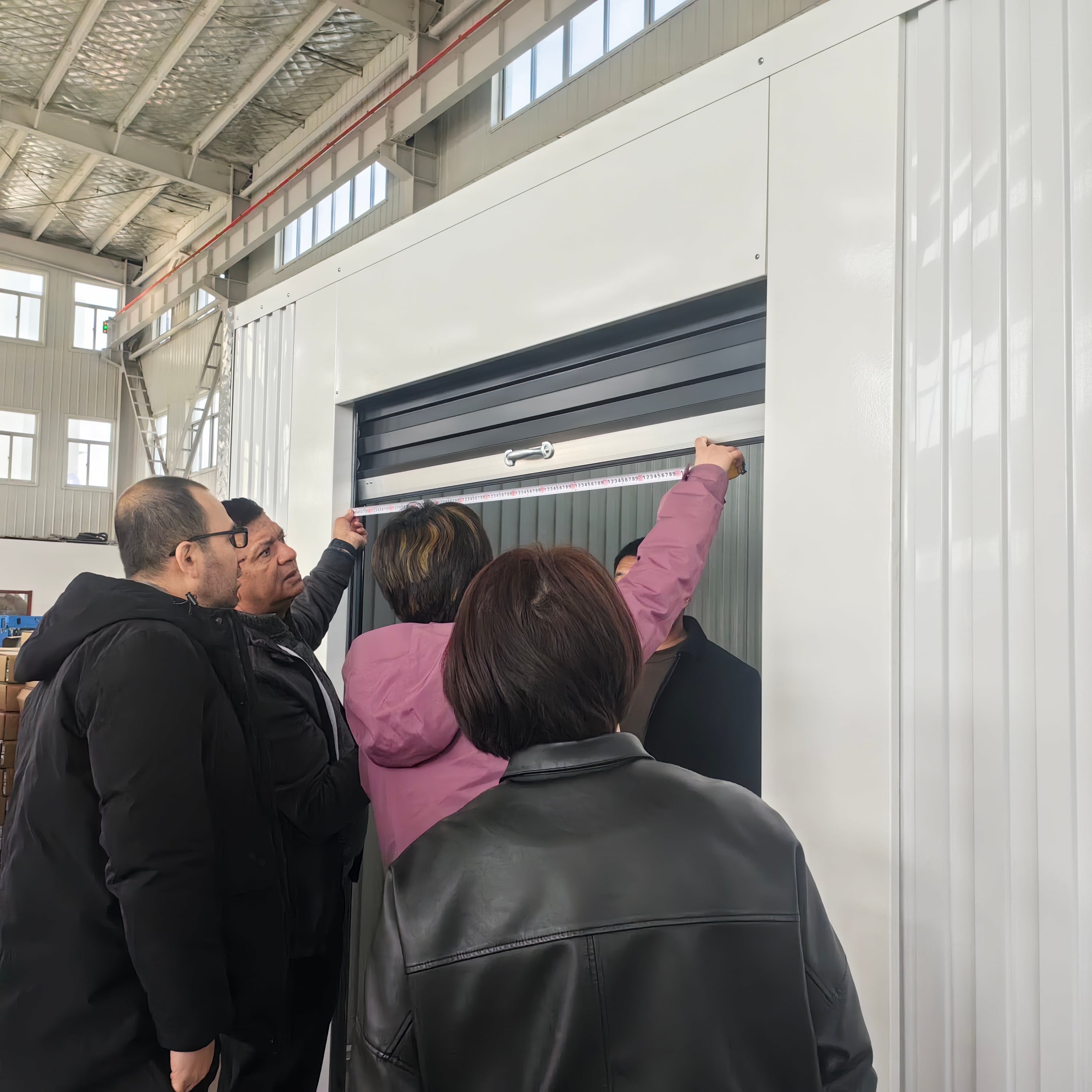 Des clients des États-Unis, du Canada et d’Australie visitent notre usine pour découvrir nos portes à enroulement en acier et nos solutions de stockage autonome