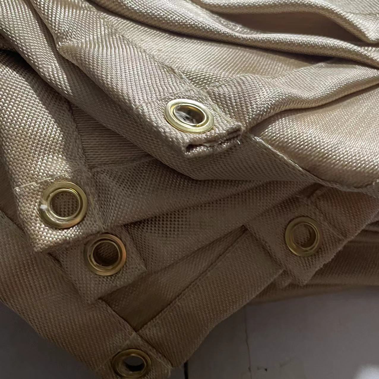 بطانيات لحام من قماش السيليكا عالي الأداء لأغراض السلامة الصناعية