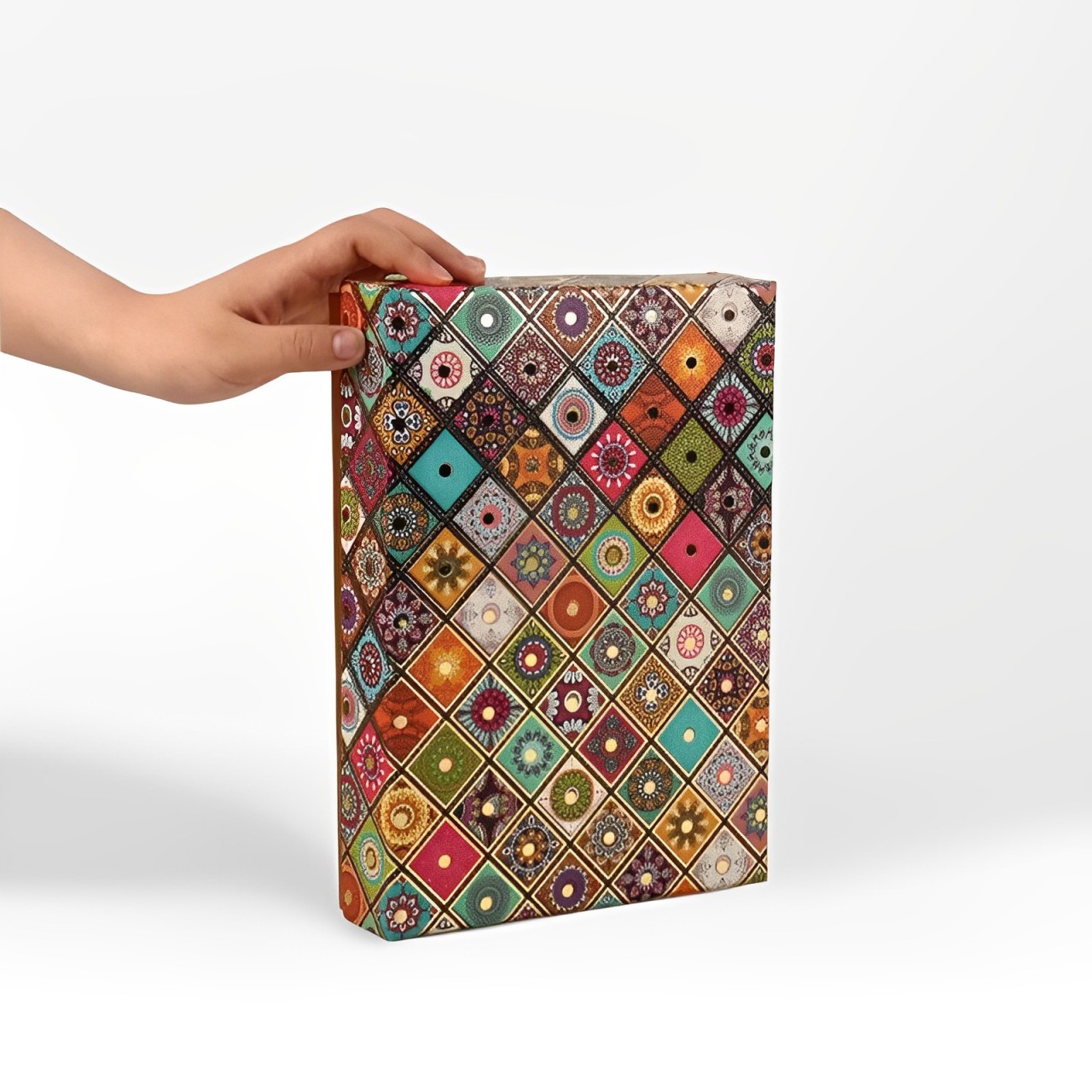 What are the latest design trends in paper gift boxes? 