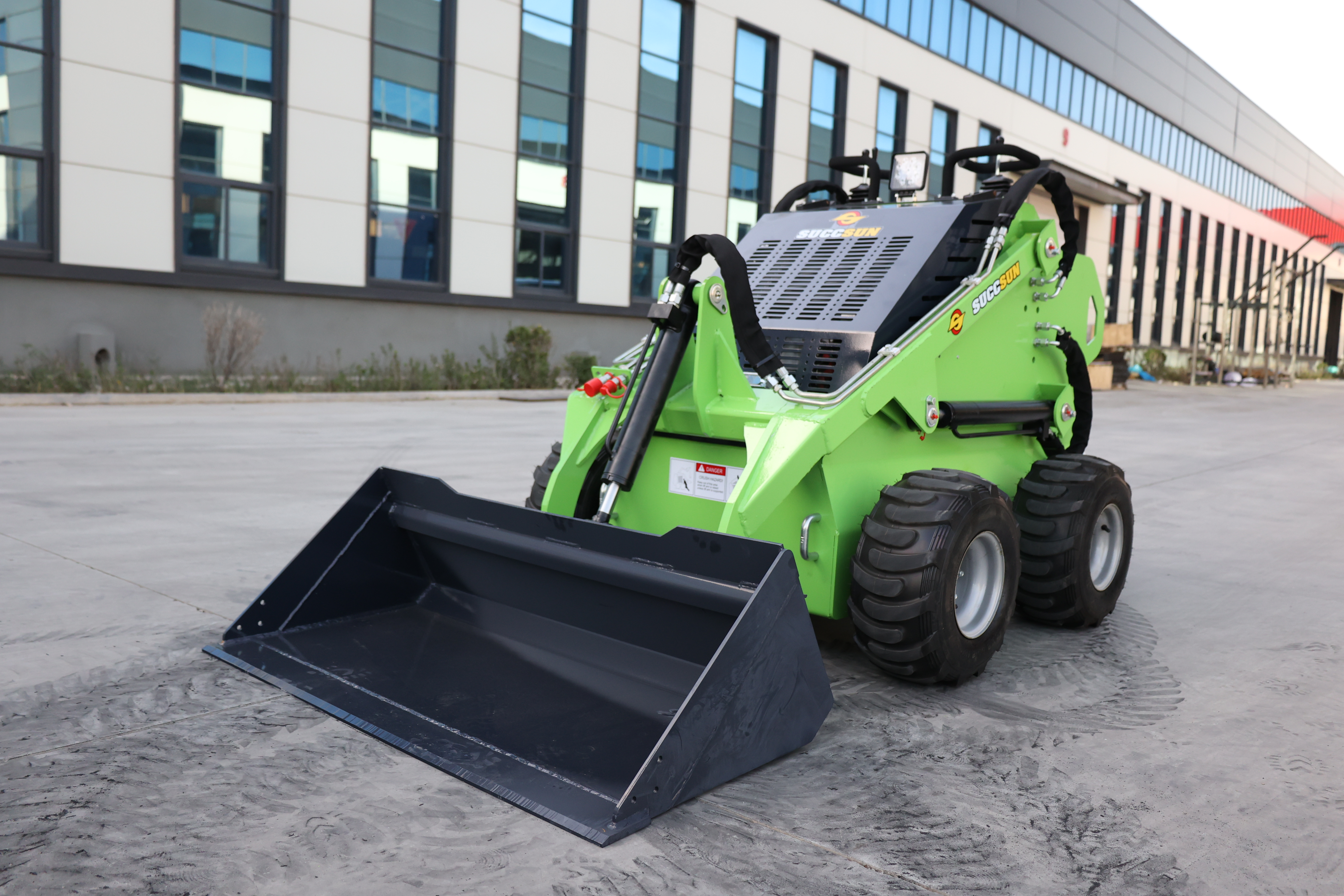 ملحقات الحفارات الصغيرة من نوع mini skid steer التي تُحسّن المرونة والأداء