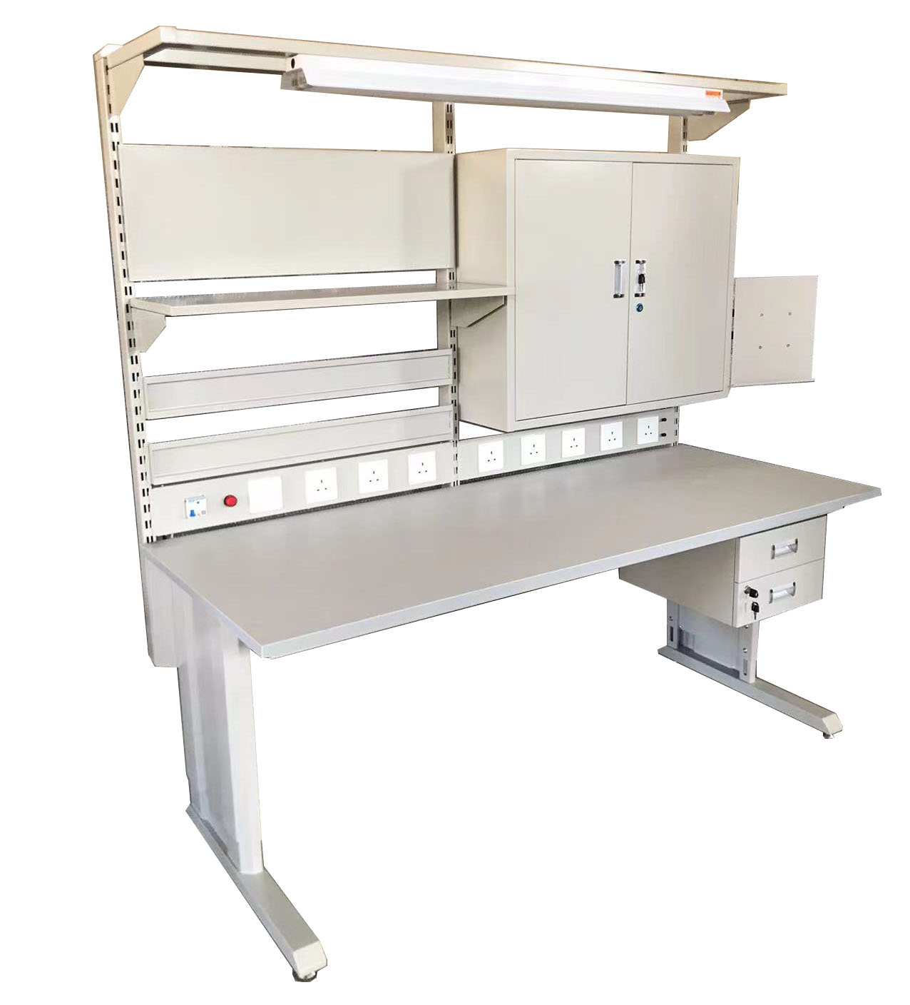 Studio di caso: Miglioramento dell'efficienza produttiva con workstation ESD-safe