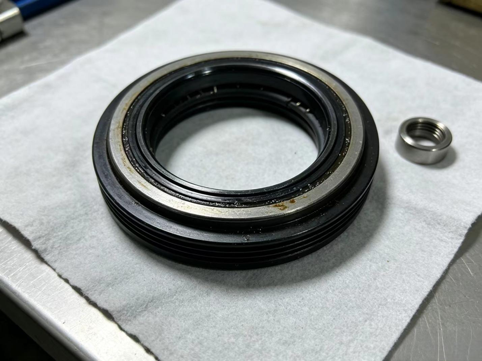 De Que Material É Feita a Vedação do Eixo do Motor de Rotação de uma Perfuradora de Rocha? Explicação de NBR, FKM e PU