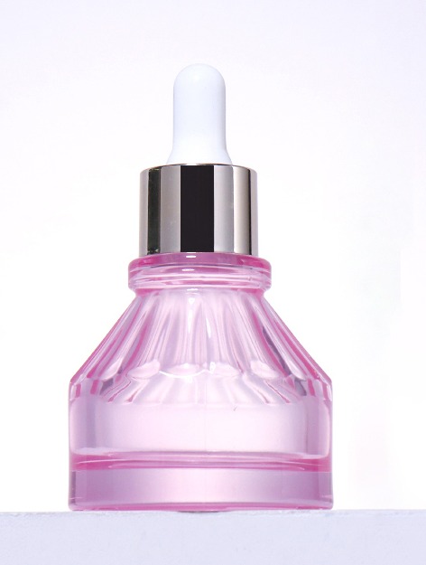 The 30ml essence bottle features a dropper design for precise dispensing details