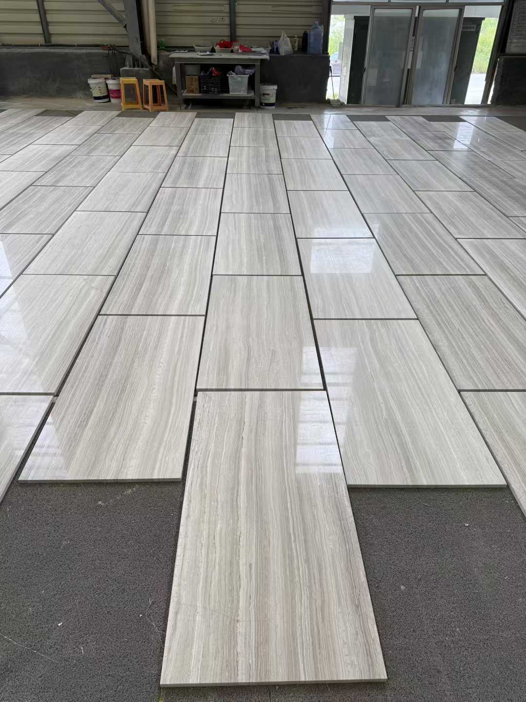 Laje de Mármore Branco Serpeggiante com Veios de Madeira