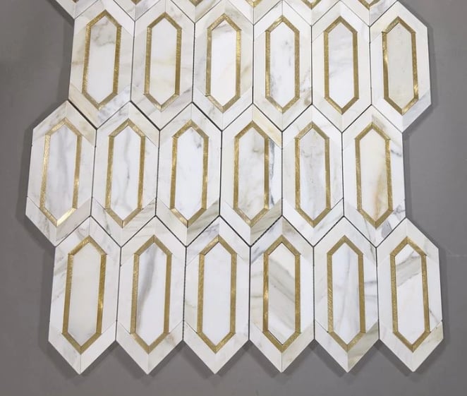 Mosaico piastrellato Waterjet in marmo Calacatta Gold con metalli dorati