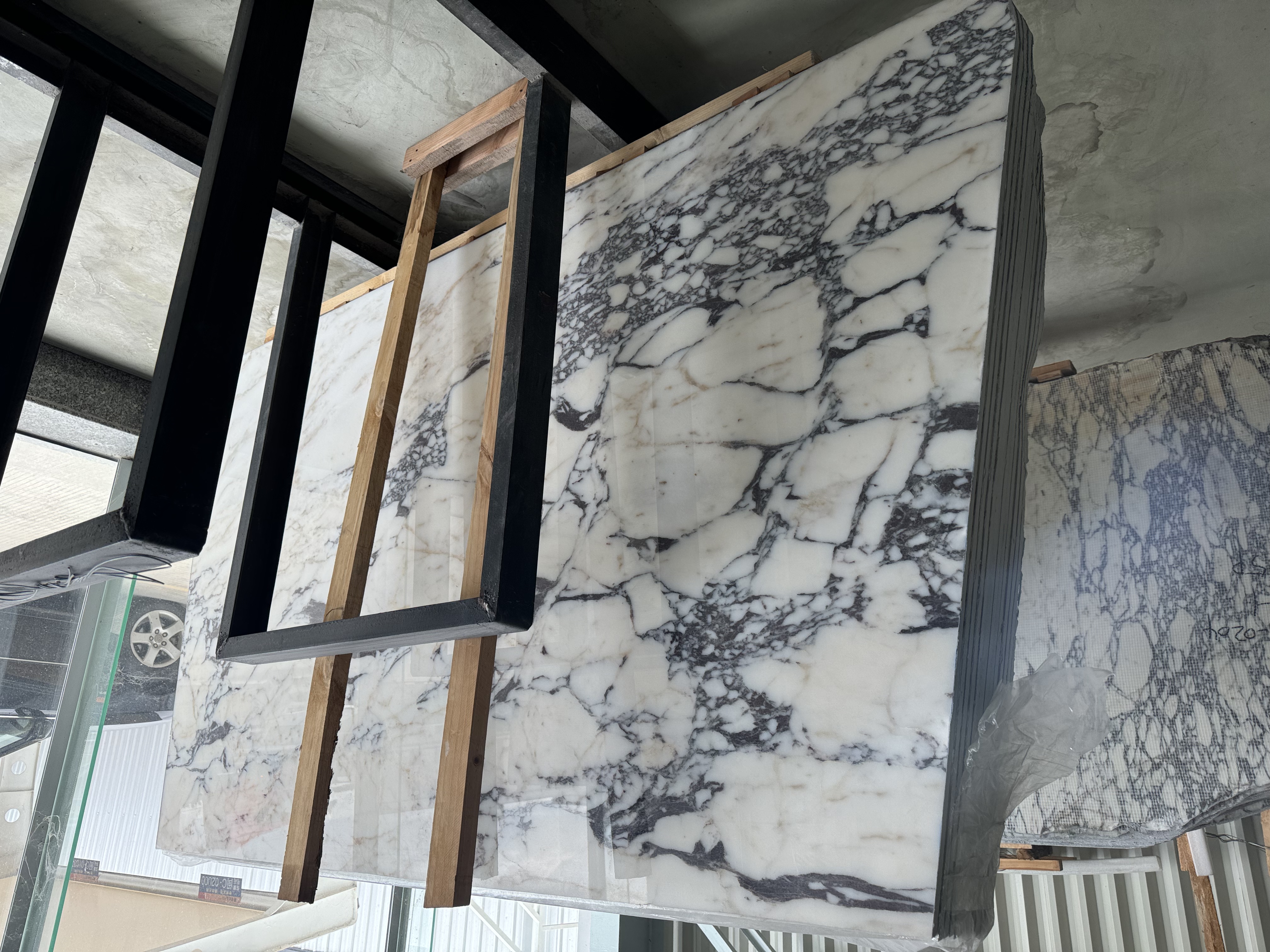 Calacatta Violet Marble Slab (6).jpg
