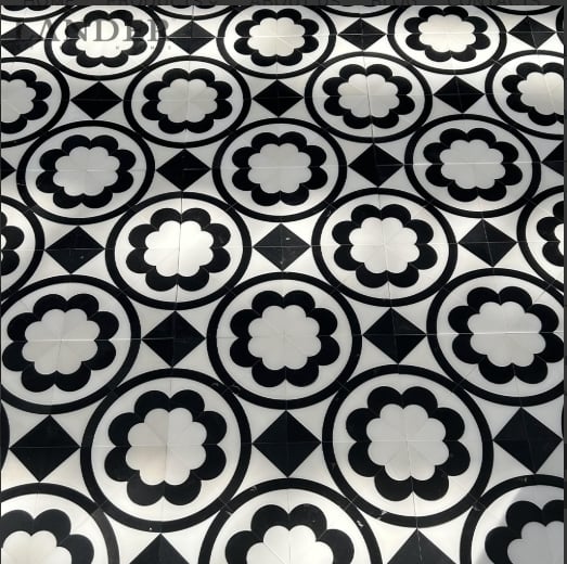 Piastrelle waterjet in onice nero e bianco