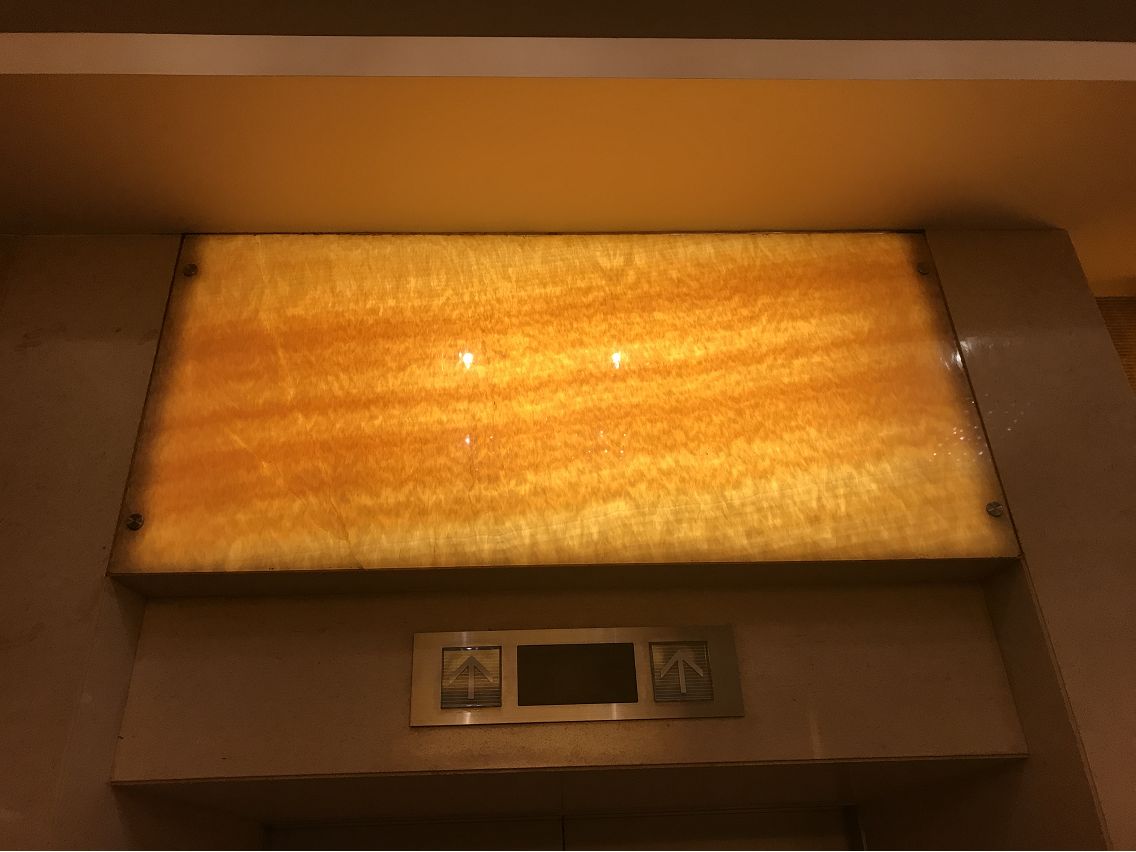Durabilitatea panourilor peretelui din onyx cu iluminare din spate în diverse medii