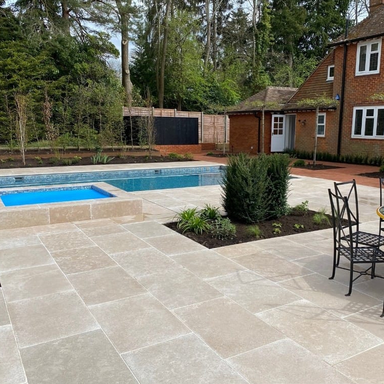 Pietra per Rivestimento Piscina in Marmo Calcare Sinal Pearl con Finitura Anticata Acido, Piastrella da Esterno