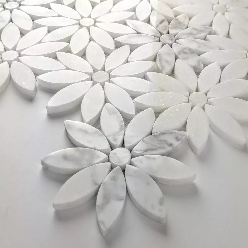 Witte Thassos en Carrara Marmertegel met Bloemenpatroon in Waterjet Mosaic