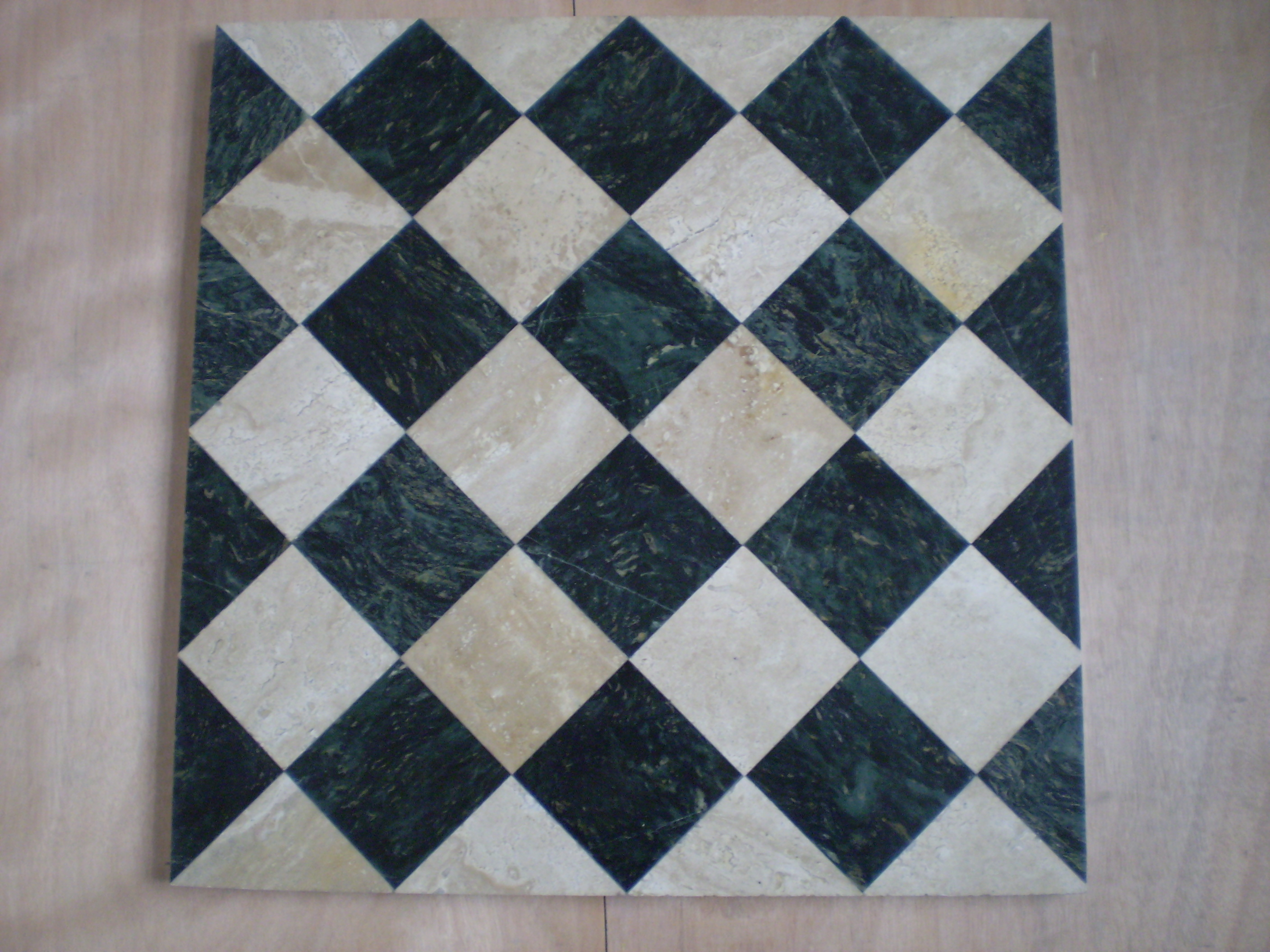 Quelles couleurs de carreaux en mosaïque de pierre s’harmonisent avec les panneaux de salle de bain en marbre Carrara ?