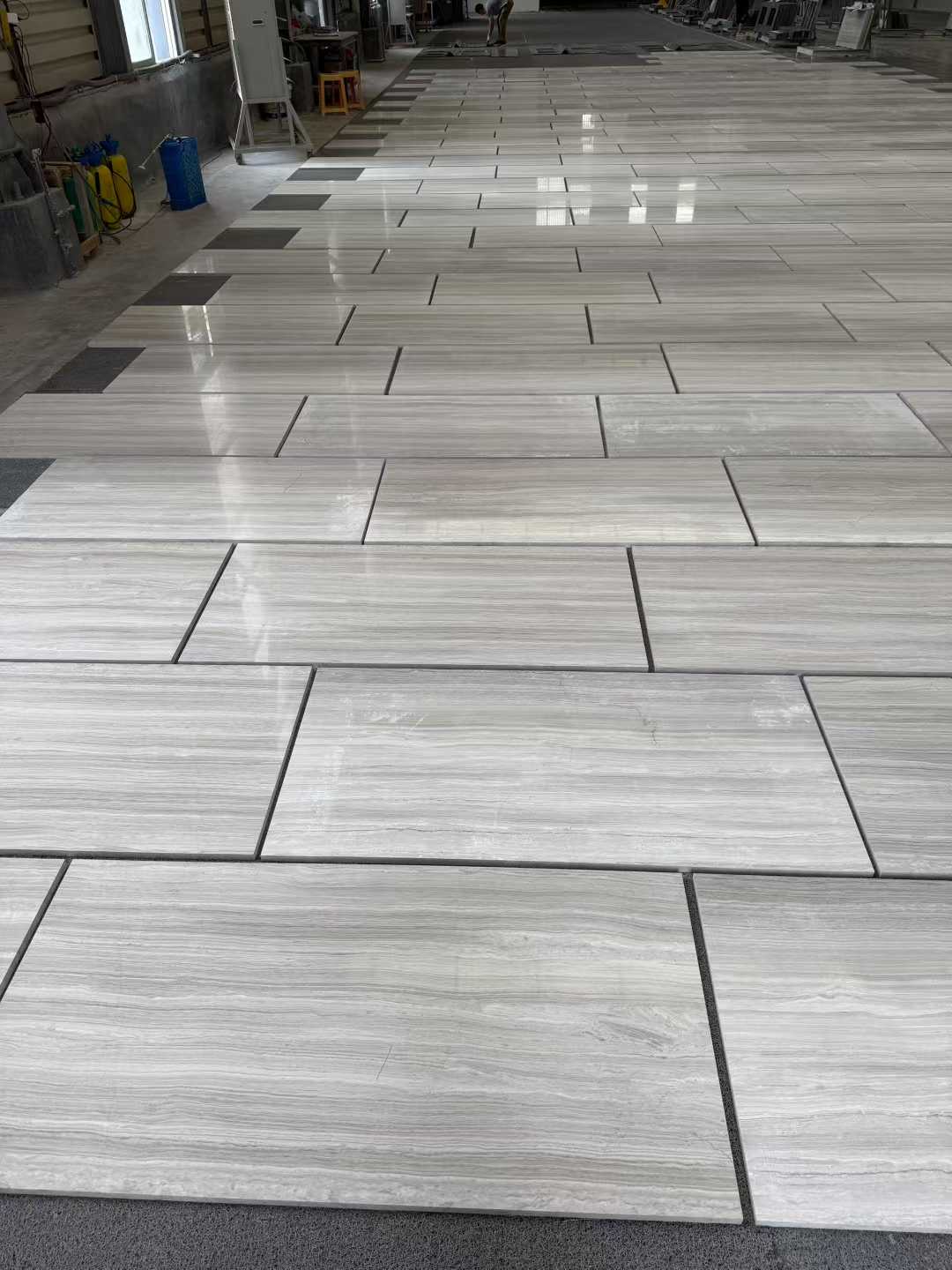 Laje de Mármore Branco Serpeggiante com Veios de Madeira